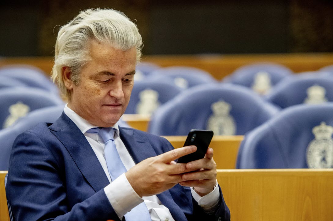 Geert Wilders in Tweede Kamer aan het twitteren